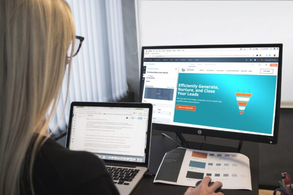 How to become an influential business blogger and its benefits